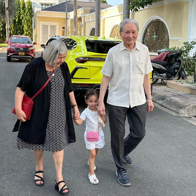 Sự khéo léo của Hà Hồ khi làm dâu: Luôn nỗ lực làm 3 việc, không ít lần khoe được bố mẹ chồng yêu thương-1