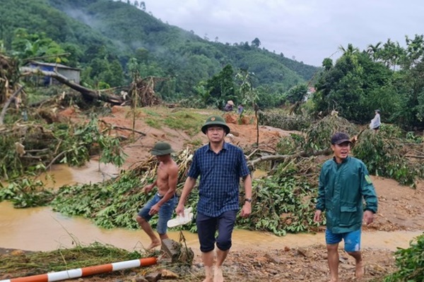 Tài xế thoát chết trong gang tấc khi tảng đá lớn lăn từ trên núi xuống đường-1