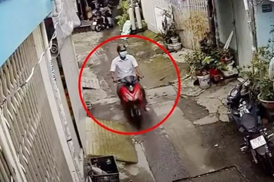 Clip Bé trai 9 tuổi chạy bộ đuổi theo kẻ cướp giật điện thoại ở TPHCM