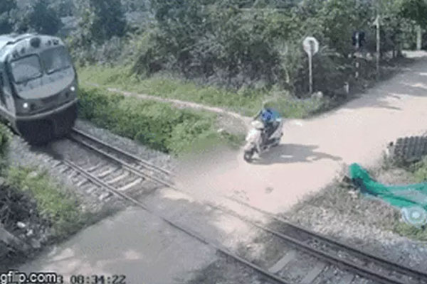 Clip: Đi vào ổ gà, người phụ nữ bất tỉnh khi đâm trúng dải phân cách-1