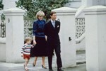 Hé lộ bức ảnh chưa từng được công bố cảnh cố Vương phi Diana làm phù dâu năm 16 tuổi, được mang bán đấu giá hơn 200 triệu VNĐ-4