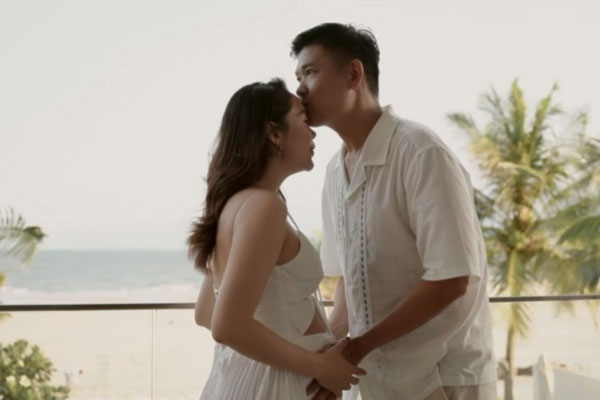 Á hậu Vbiz kết hôn năm 20 tuổi hiếm hoi cho con gái lên sóng, vẫn giữ 1 hành động quen thuộc-7