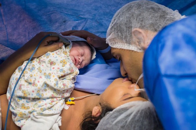 Em bé sơ sinh gây bão” với khuôn mặt gắt gỏng lúc mới chào đời-4