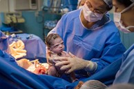 Em bé sơ sinh “gây bão” với khuôn mặt gắt gỏng lúc mới chào đời