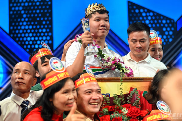 Cô gái dẫn chung kết Đường lên đỉnh Olympia cùng hot girl 7 thứ tiếng Khánh Vy-6