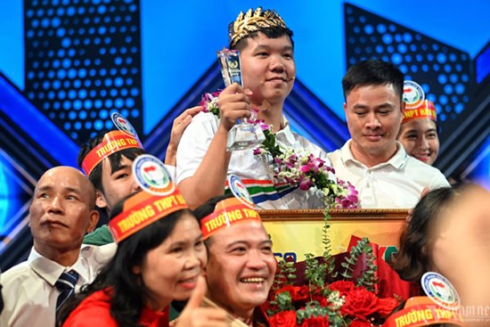 Thắng 'nghẹt thở', Xuân Mạnh giành vòng nguyệt quế Đường lên đỉnh Olympia
