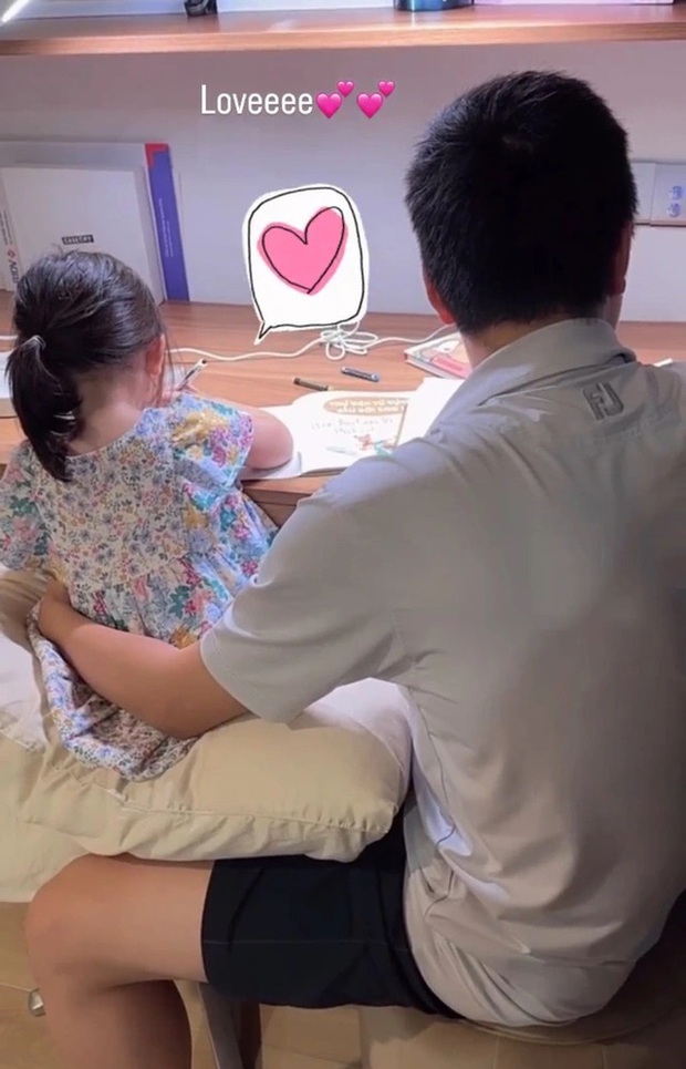 Á hậu Vbiz kết hôn năm 20 tuổi hiếm hoi cho con gái lên sóng, vẫn giữ 1 hành động quen thuộc-2