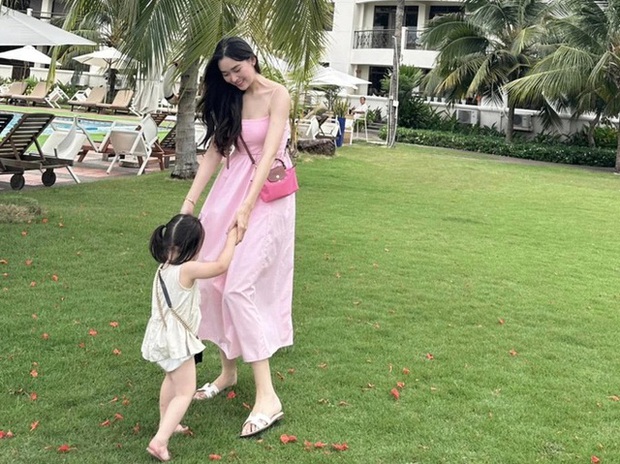 Á hậu Vbiz kết hôn năm 20 tuổi hiếm hoi cho con gái lên sóng, vẫn giữ 1 hành động quen thuộc-3