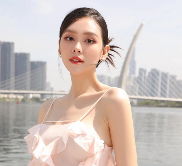 Á hậu Vbiz kết hôn năm 20 tuổi hiếm hoi cho con gái lên sóng, vẫn giữ 1 hành động quen thuộc-6