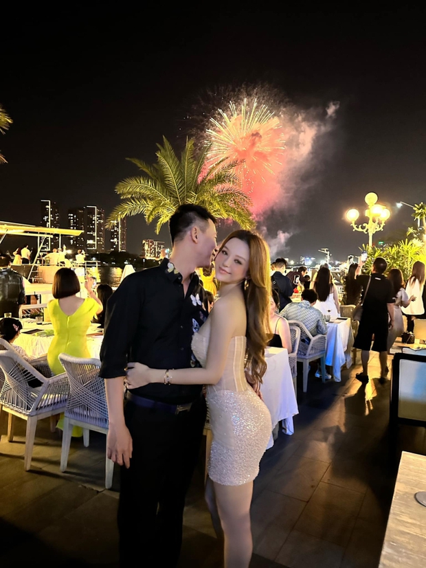 Đại gia trẻ cưng vợ như phim: Âm thầm cử trợ lý đi theo hỗ trợ, thái độ khi vợ muốn vào bếp mới nể!-4