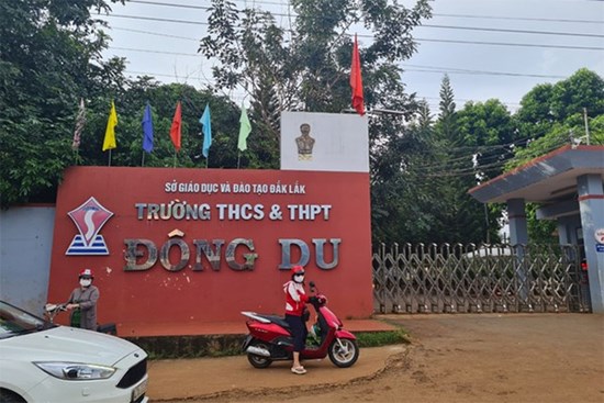 Một trường ở Đắk Lắk kiểm tra ba lô, soát người học sinh mỗi ngày