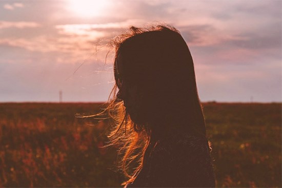 Tôi bối rối khi chị gái đột nhiên xin ứng lương để trả nợ cho chồng cũ