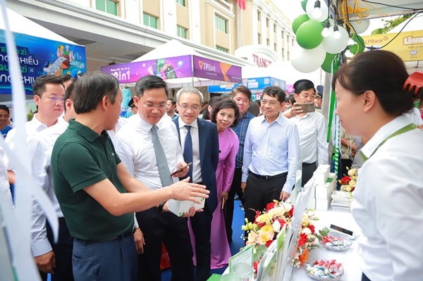 Hà Nội: Phát động thanh toán không dùng tiền mặt tại quận Hoàn Kiếm-6