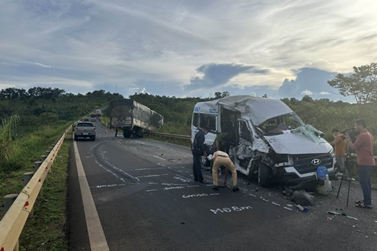 Xe tải tông xe khách ở Đắk Lắk khiến 13 người thương vong
