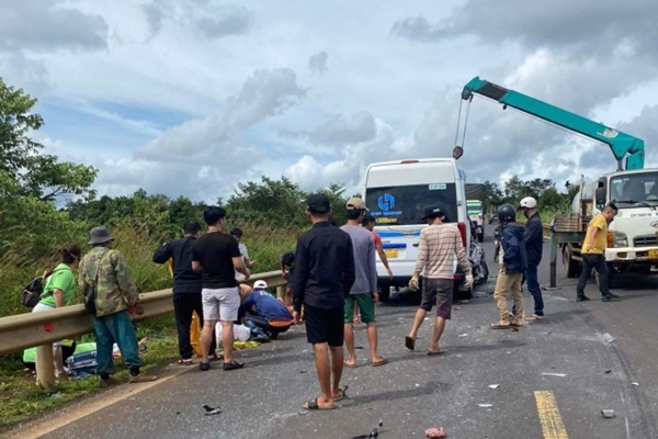 Xe tải tông xe khách ở Đắk Lắk khiến 13 người thương vong-1