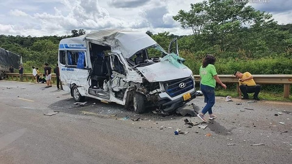 Xe tải tông xe khách ở Đắk Lắk khiến 13 người thương vong-2