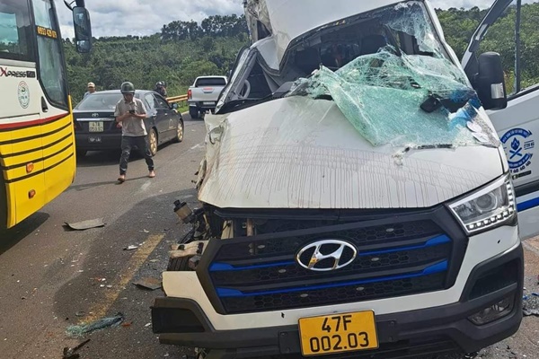 Xe tải tông xe khách ở Đắk Lắk khiến 13 người thương vong-3