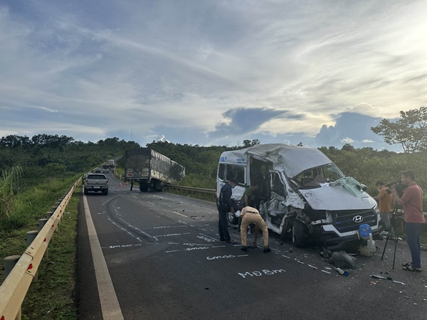 Xe tải tông xe khách ở Đắk Lắk khiến 13 người thương vong-4