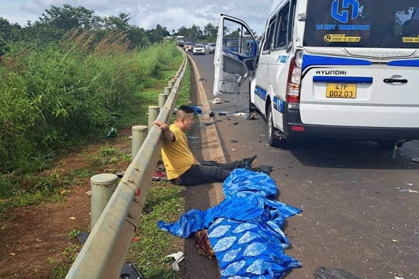 Xe tải tông xe khách ở Đắk Lắk khiến 13 người thương vong-5
