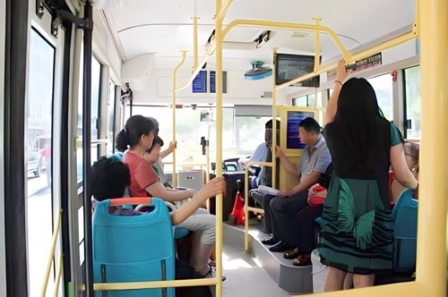 Cậu bé 14 tuổi bị bà bầu bắt đứng dậy nhường ghế, phản ứng của người mẹ bất ngờ được ngợi khen-1