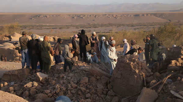 Khung cảnh hoang tàn tại Afghanistan sau trận động đất khiến hơn 2000 người thiệt mạng, nhiều ngôi làng bị san bằng-3