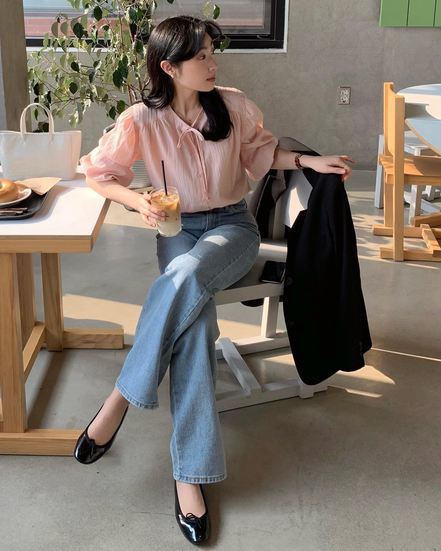 10 cách diện áo blouse tay bồng sang trọng, không bị sến-1