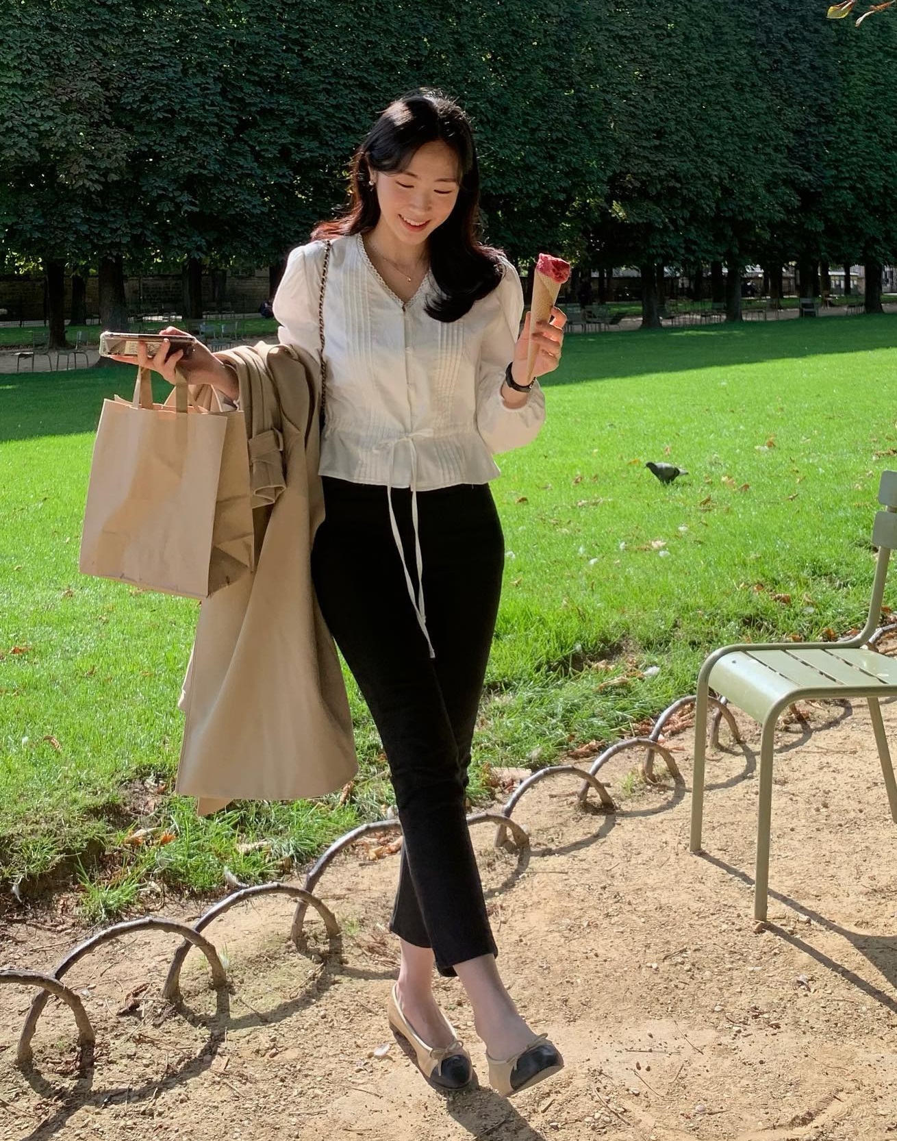 10 cách diện áo blouse tay bồng sang trọng, không bị sến-5