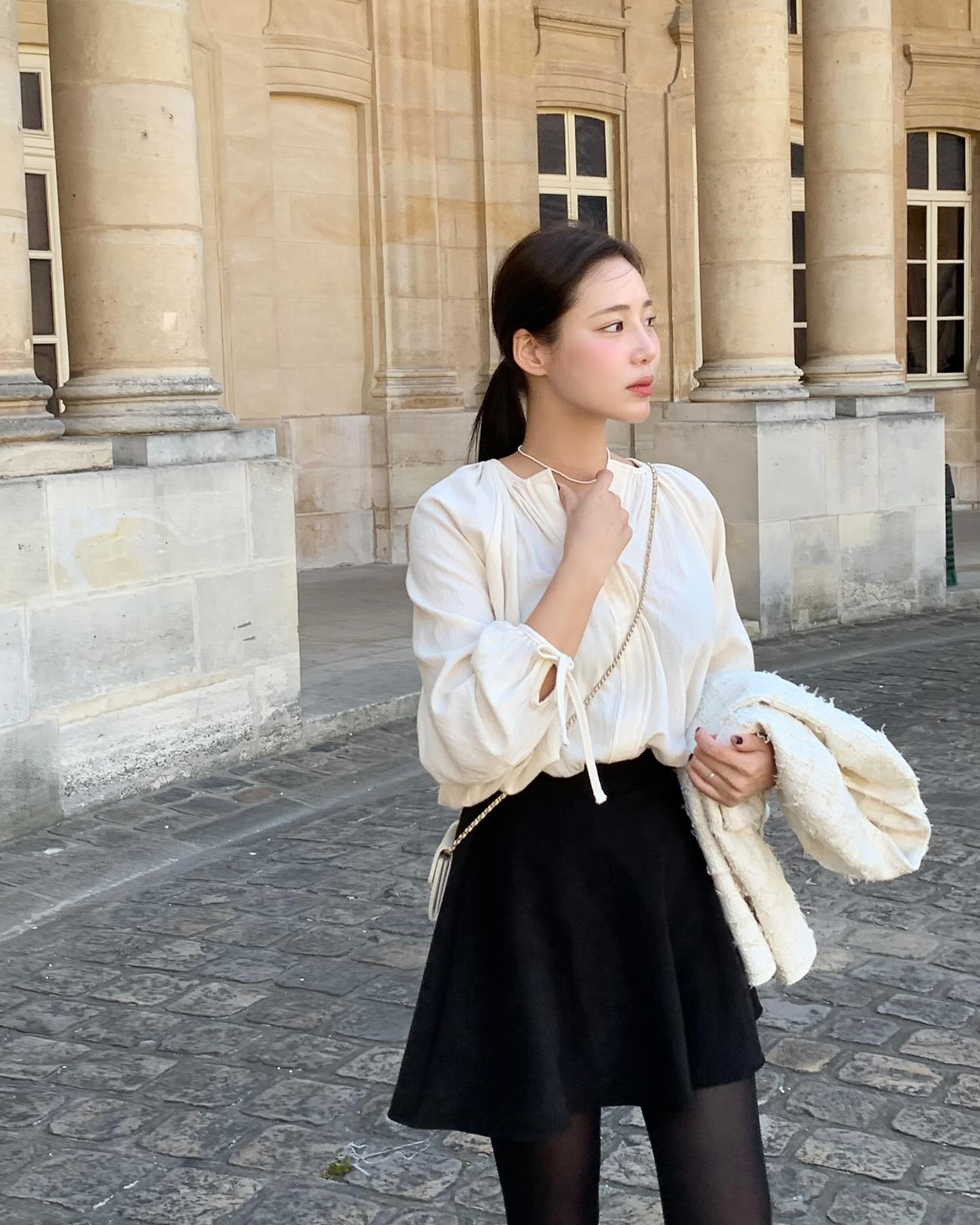 10 cách diện áo blouse tay bồng sang trọng, không bị sến-8