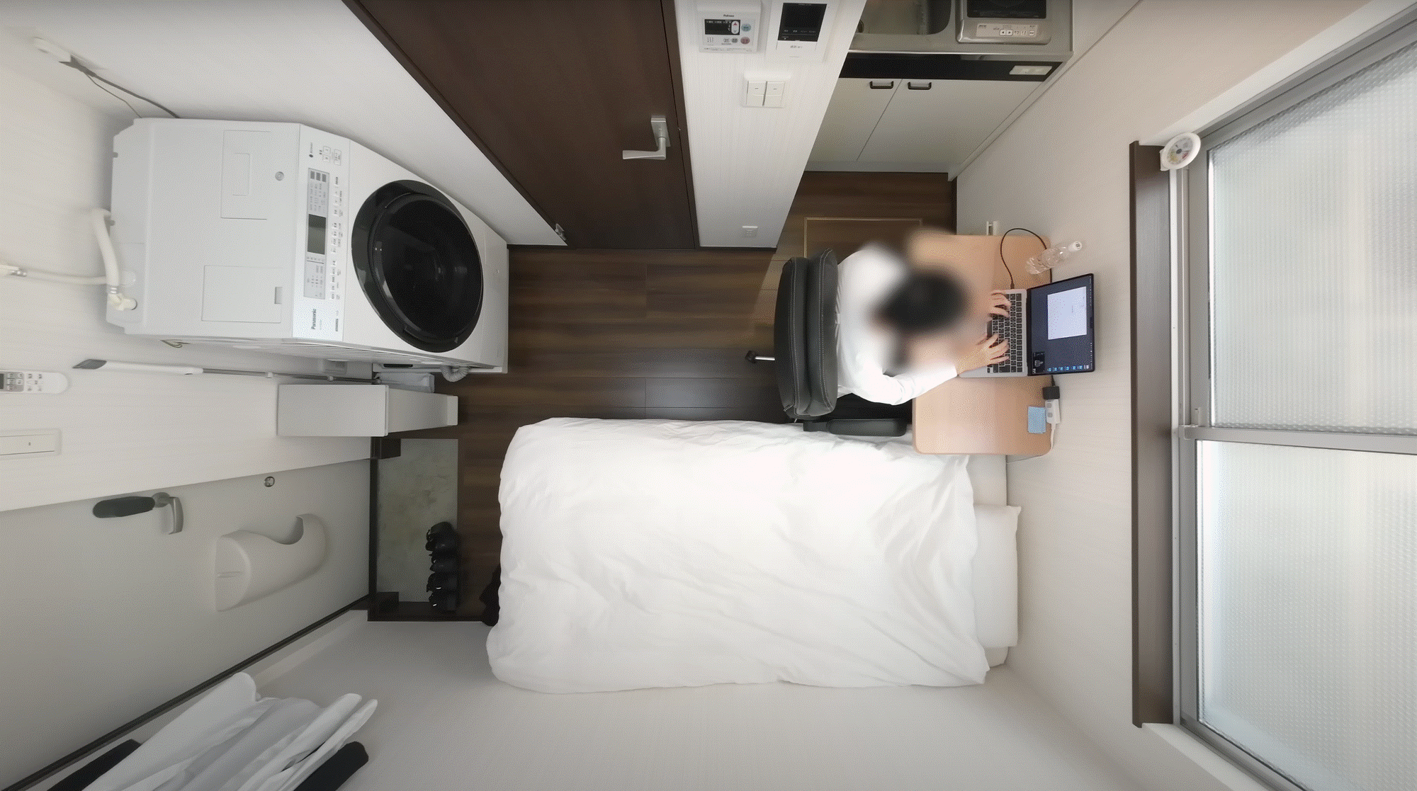 Chàng trai sống trong căn nhà 7m2 không có tủ lạnh và bếp, cất quần áo dưới sàn nhà-1