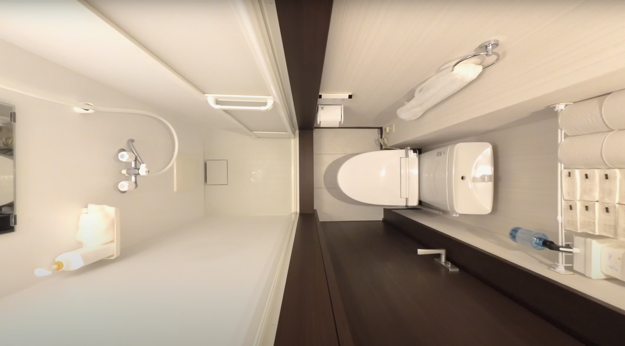 Chàng trai sống trong căn nhà 7m2 không có tủ lạnh và bếp, cất quần áo dưới sàn nhà-2