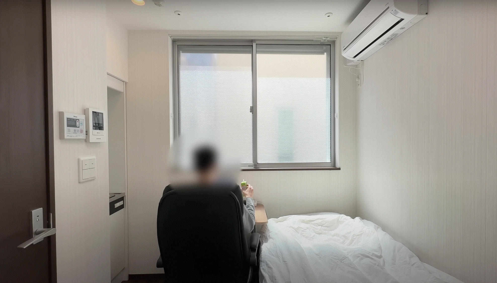 Chàng trai sống trong căn nhà 7m2 không có tủ lạnh và bếp, cất quần áo dưới sàn nhà-3