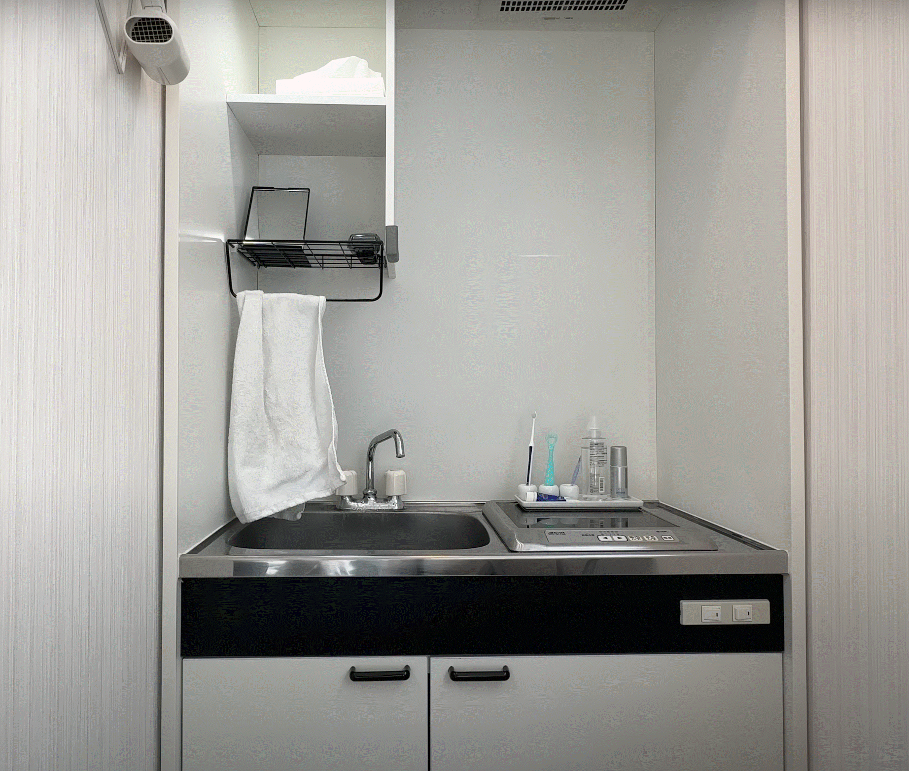 Chàng trai sống trong căn nhà 7m2 không có tủ lạnh và bếp, cất quần áo dưới sàn nhà-4