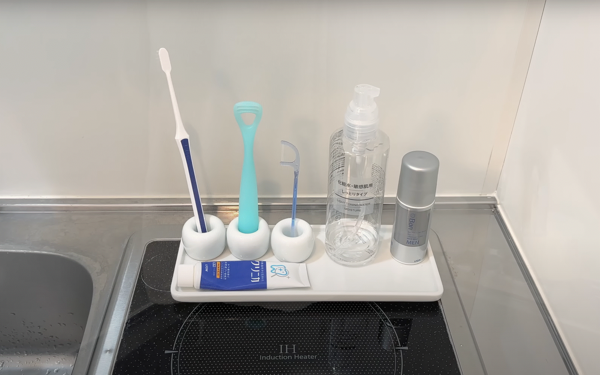 Chàng trai sống trong căn nhà 7m2 không có tủ lạnh và bếp, cất quần áo dưới sàn nhà-5