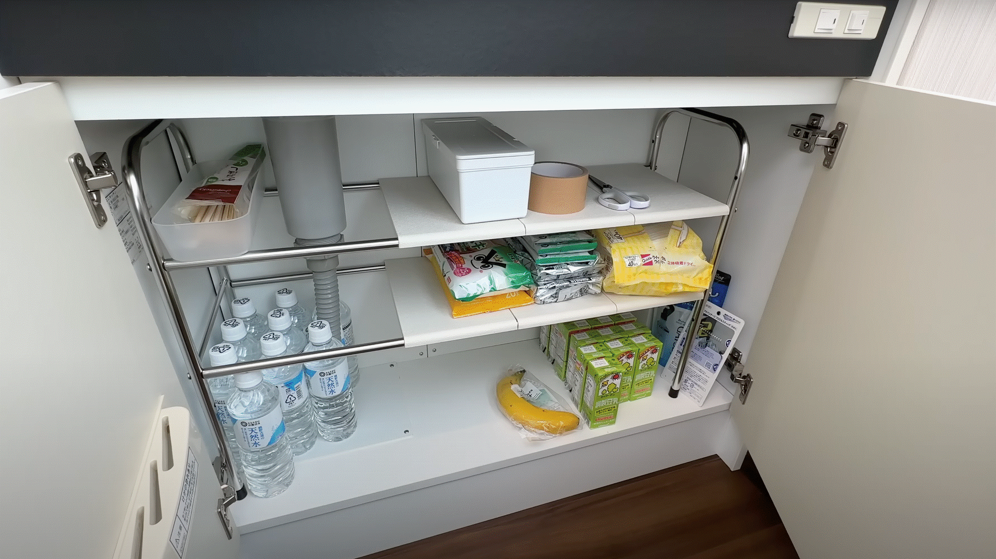 Chàng trai sống trong căn nhà 7m2 không có tủ lạnh và bếp, cất quần áo dưới sàn nhà-6