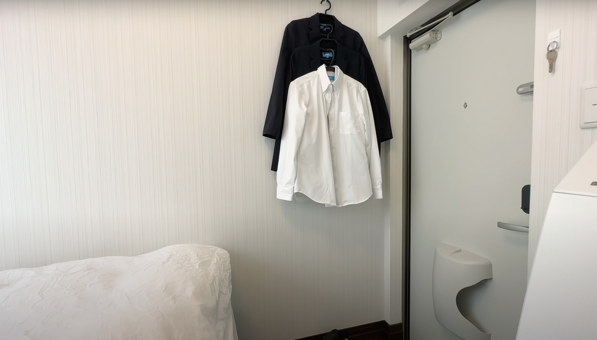 Chàng trai sống trong căn nhà 7m2 không có tủ lạnh và bếp, cất quần áo dưới sàn nhà-8