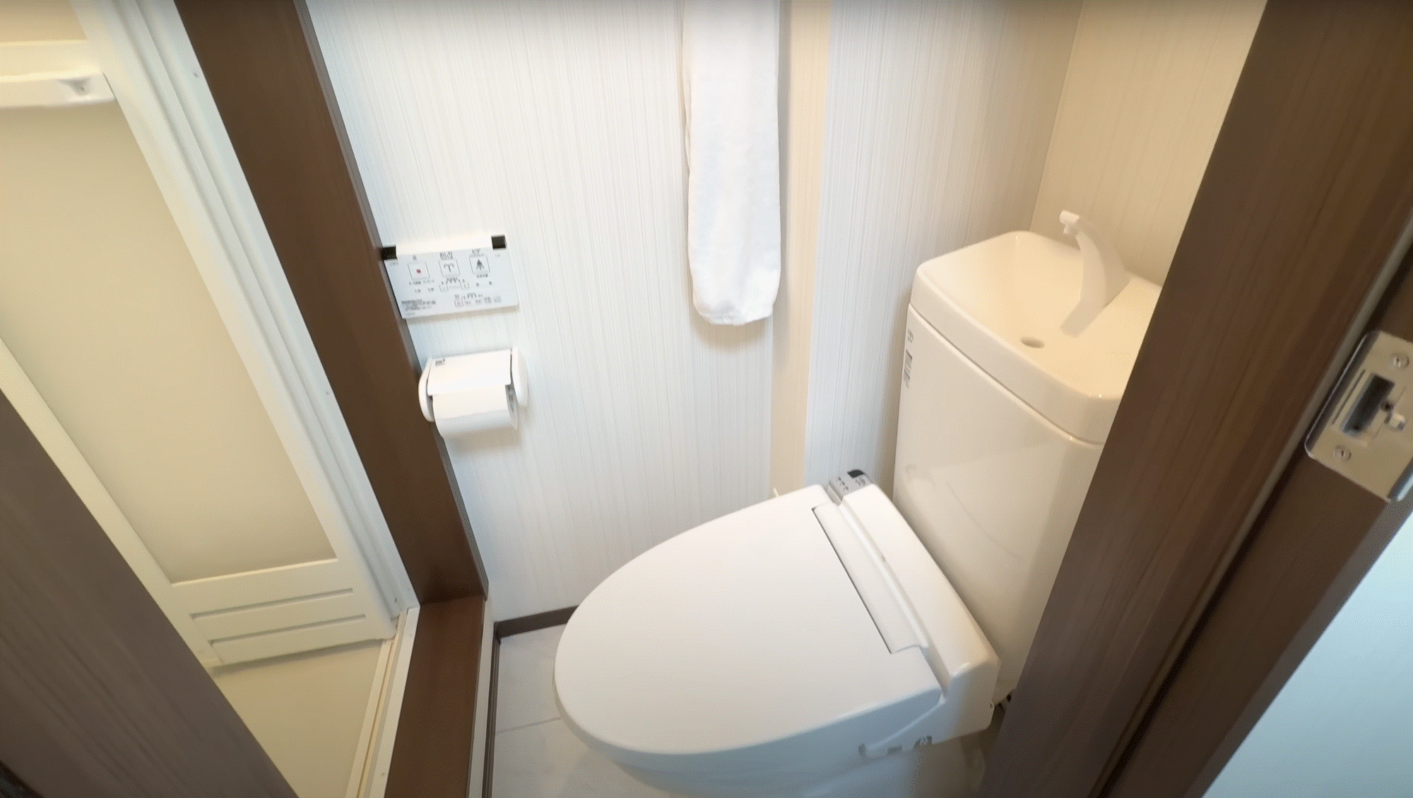 Chàng trai sống trong căn nhà 7m2 không có tủ lạnh và bếp, cất quần áo dưới sàn nhà-9