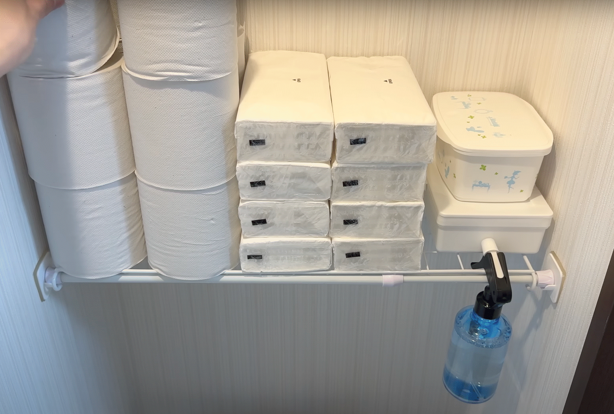 Chàng trai sống trong căn nhà 7m2 không có tủ lạnh và bếp, cất quần áo dưới sàn nhà-10