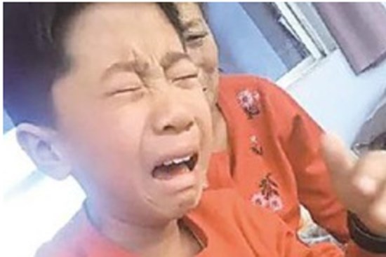 Thấy con trai nghịch ngợm, bố mẹ không nhắc nhở còn dung túng, ai ngờ vài ngày sau phải trả giá quá đắt!