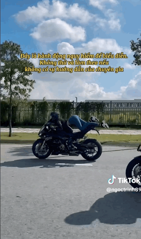 Ngọc Trinh đăng khoảnh khắc ghi lại cảnh gặp tai nạn khi vừa tạo dáng vừa lái moto, công khai nhận sai 1 chuyện-2