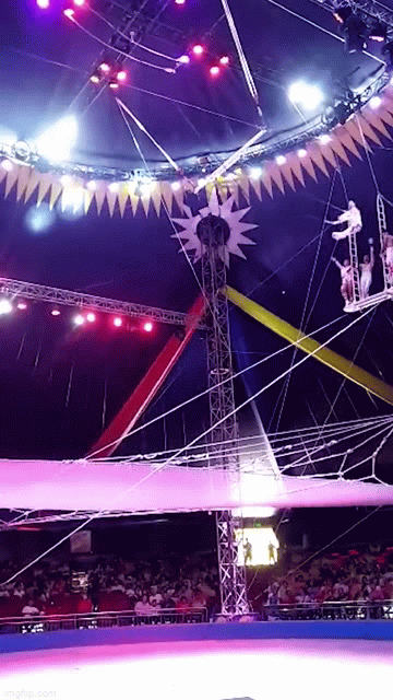 Đang biểu diễn thì xảy ra sự cố, nghệ sĩ xiếc rơi xuống từ độ cao 9m khiến khán giả ồ lên kinh hãi-2