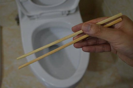 Nhét 2 chiếc đũa vào bồn cầu, tiết kiệm tiền trăm mỗi năm, tưởng nghịch dại nhưng rất thiết thực