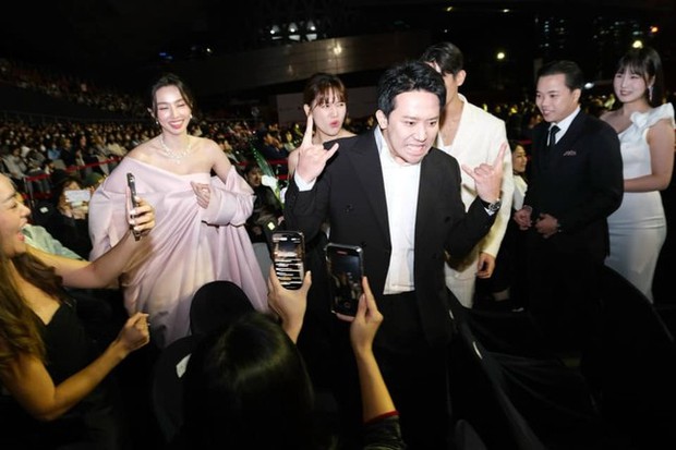 Biểu cảm gây chú ý của Trấn Thành khi nhận giải ở Liên hoan phim Hàn Quốc-1