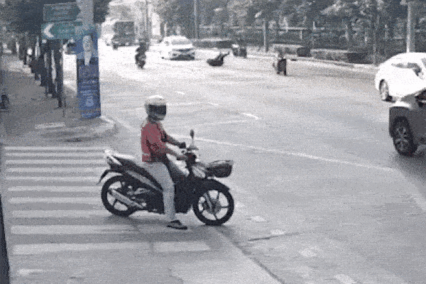 Xe máy không người lái bất ngờ phi qua đường 'hạ gục' người đàn ông