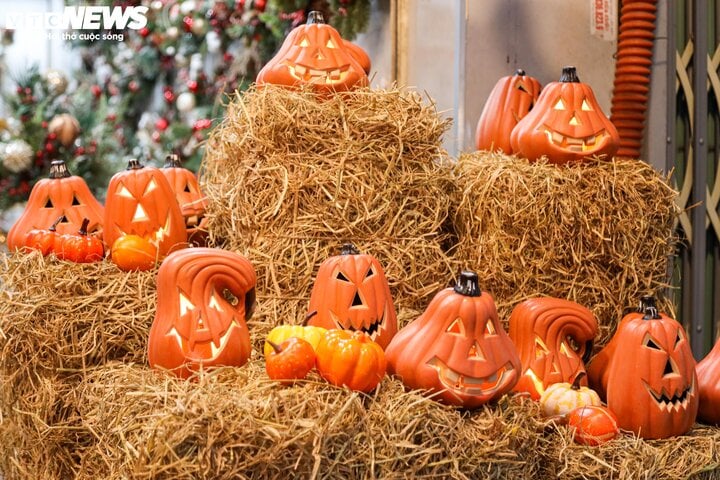 Sau rằm Trung thu, thủ phủ Hàng Mã lại rực sắc màu Halloween-10