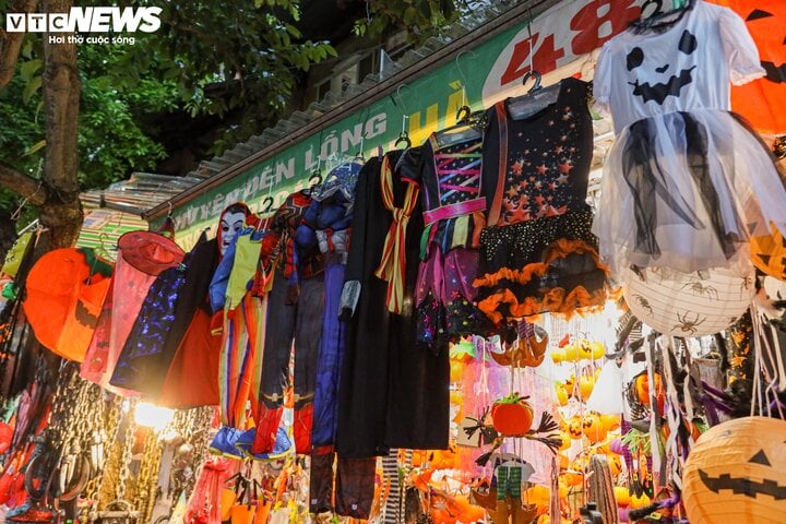 Sau rằm Trung thu, thủ phủ Hàng Mã lại rực sắc màu Halloween-8