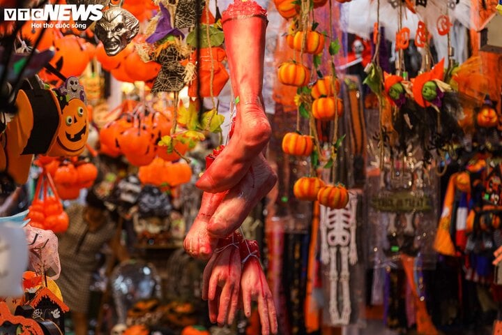 Sau rằm Trung thu, thủ phủ Hàng Mã lại rực sắc màu Halloween-13