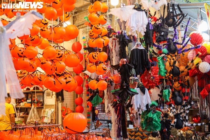 Sau rằm Trung thu, thủ phủ Hàng Mã lại rực sắc màu Halloween-15