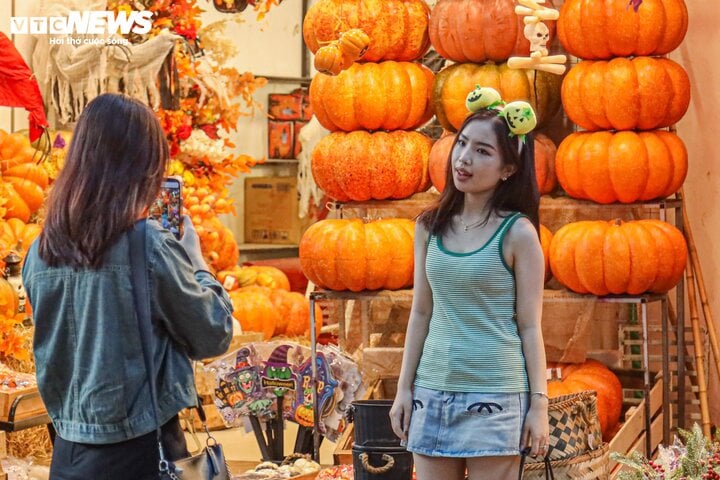 Sau rằm Trung thu, thủ phủ Hàng Mã lại rực sắc màu Halloween-16