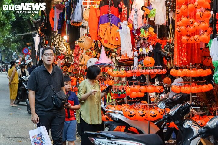 Sau rằm Trung thu, thủ phủ Hàng Mã lại rực sắc màu Halloween-17