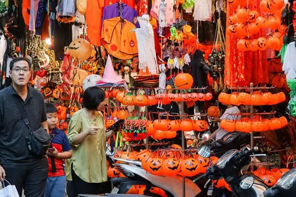 Khách lùng mua trang trí Halloween, bí ngô đủ loại cháy hàng-12